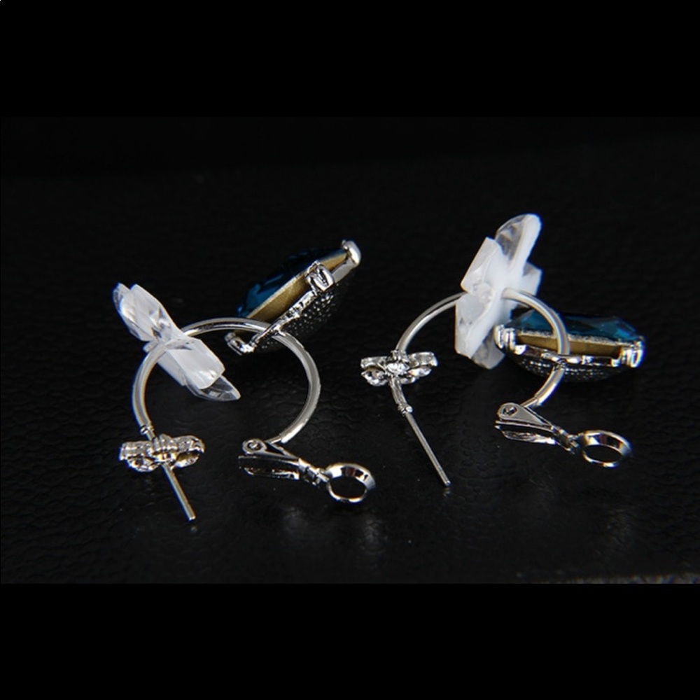 Blue crystal fashion earrings - Picture 3 of 3